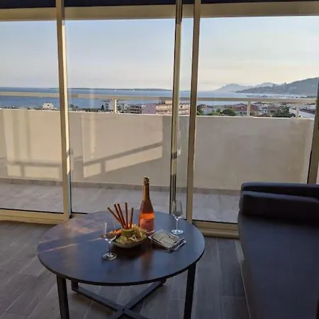 Beautiful Rooftop With Terrace And Sea View. Apartmán *